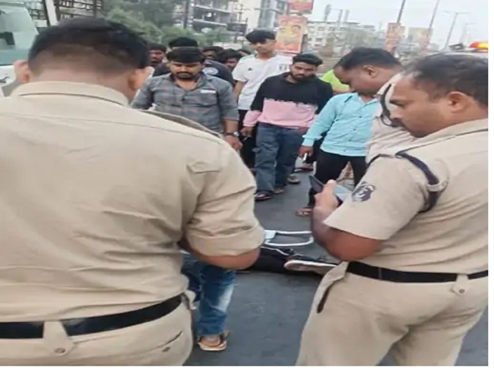 Raipur Accident : रायपुर में VIP चौक पर भीषण हादसा: खड़ी बस से टकराई बाइक, युवक की सिर फटने से दर्दनाक मौत