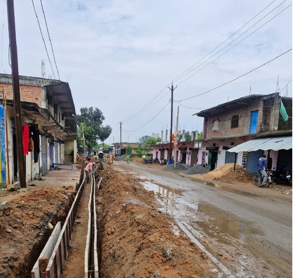 Singrauli News: पंचायत एजेंसी पर गुणवत्ता विहिन नाली निर्माण कराये जाने का ग्रामीणों ने लगाया आरोप, मुख्य चौरहा जोवा रोड मे लम्बे अर्से से जल भराव होने से आवागमन में हो रही भारी समस्या
