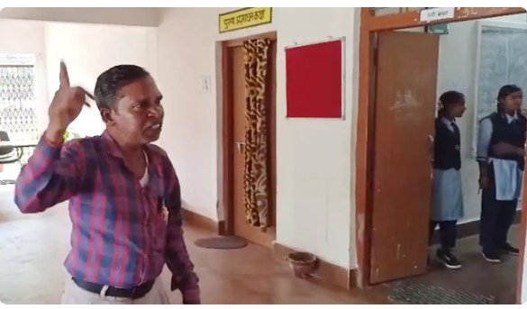 Raigarh News: नशे में धुत शिक्षक ने स्कूल में मचाया उत्पात, शिक्षा मंत्री ने सख्त कार्रवाई का दिया निर्देश