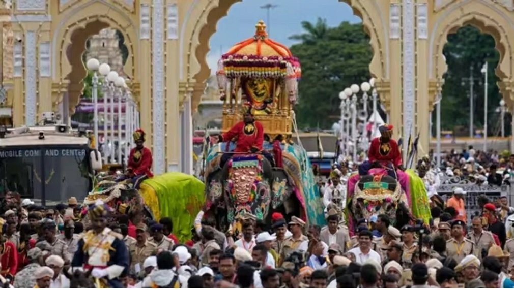 Mysore Dasara : मैसूर दशहरा: परंपरा, भव्यता और सांस्कृतिक विरासत का अद्भुत संगम, भारत के अन्य राज्यों से अलग है मैसूर का दशहरा, जानिए क्यों है इतना मशहूर