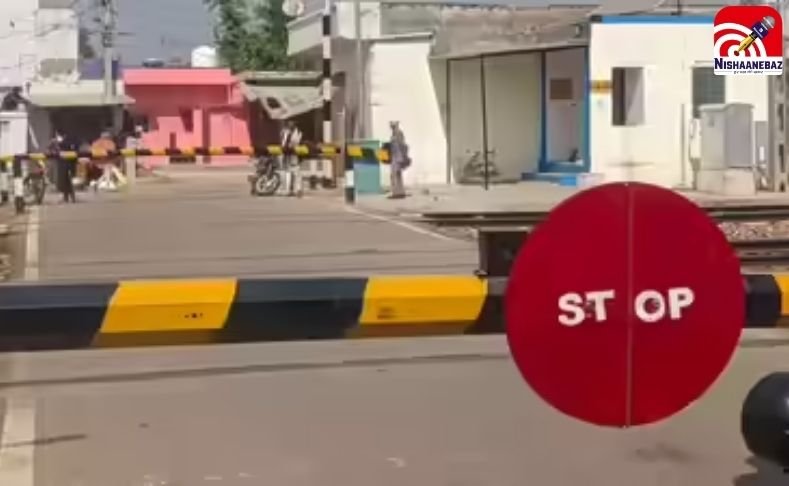 CG NEWS : शराब के नशे में रेलवे फाटक बंद कर सोता रहा गेटमैन, 45 मिनट तक खड़े रहे लोग, हुआ निलंबित….