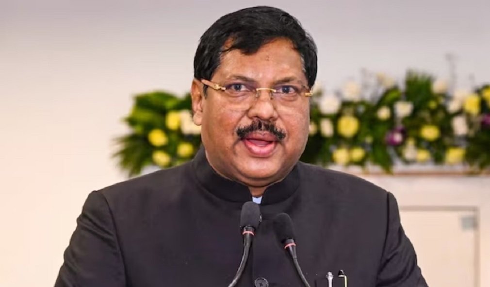 Supreme Court : सुप्रीम कोर्ट में CJI पर जूता फेंकने की कोशिश: वकील हिरासत में, पढ़िए खबर