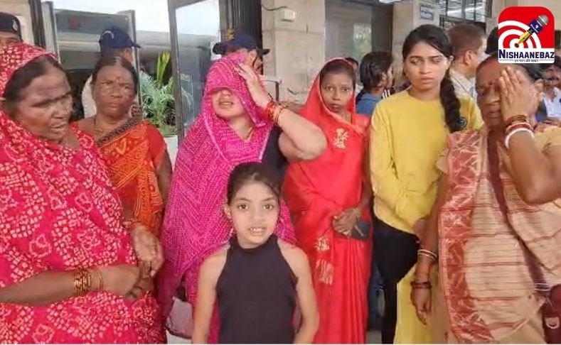 Indore Raja Sonkar murder case : चाकू मारकर हुई हत्या के बाद भड़के परिजन: कलेक्टर कार्यालय में प्रदर्शन….