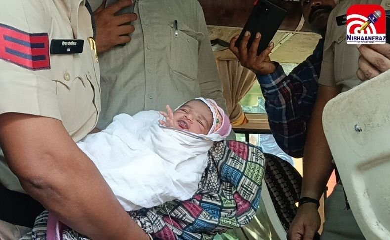 Indore baby found in bus : चलती बस में 15 दिन के नवजात को छोड़कर फरार हुए माता-पिता…