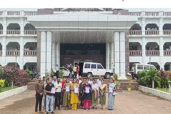 Sagesh Bemetara : सेवा मुक्त शिक्षिकाओं की वापसी की मांग — स्वामी आत्मानंद संघ ने सौंपा ज्ञापन