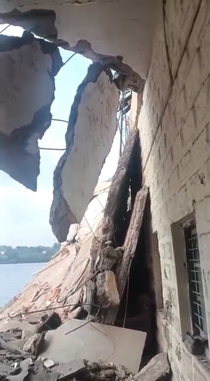 MP News : भोपाल : हमीदिया कॉलेज की जर्जर बिल्डिंग का बड़ा हिस्सा फिर गिरा, प्रशासन का निरीक्षण टला