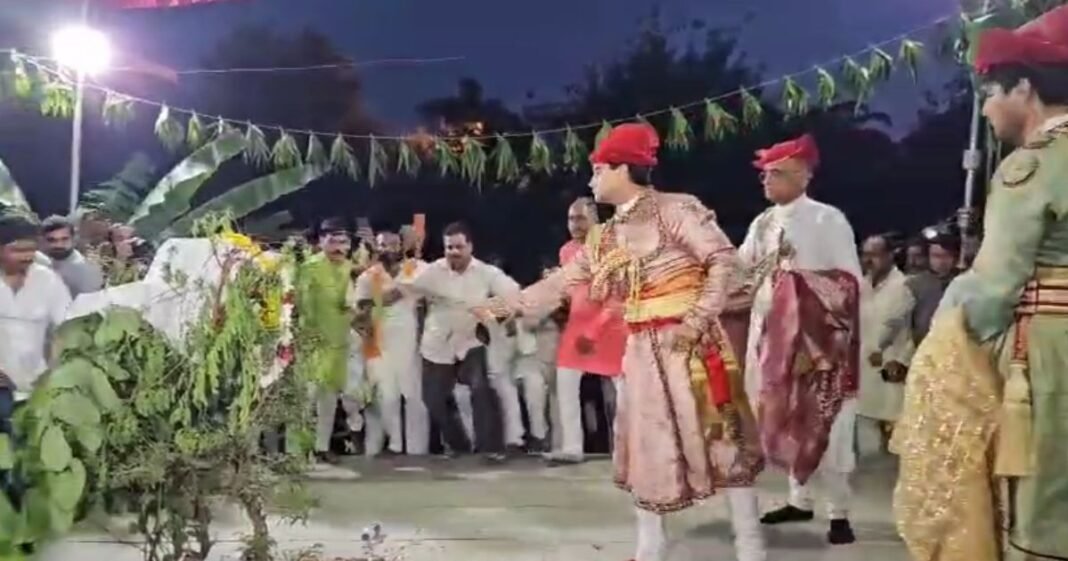 Gwalior : सिंधिया राजपरिवार की 300 साल पुरानी परंपरा का निर्वहन: शमी पूजन में उमड़ा जनसैलाब, लोगों ने लूटी पत्तियां