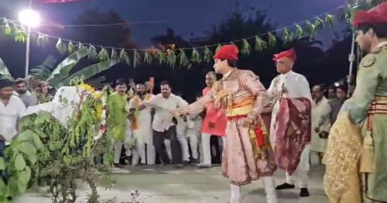 Gwalior : सिंधिया राजपरिवार की 300 साल पुरानी परंपरा का निर्वहन: शमी पूजन में उमड़ा जनसैलाब, लोगों ने लूटी पत्तियां