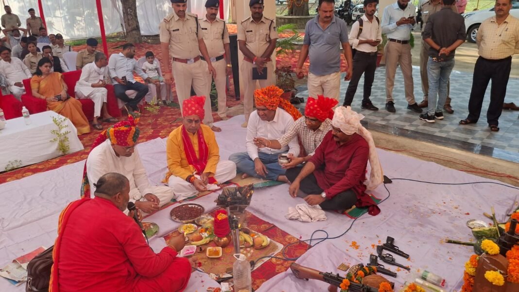 MP News : दशहरा पर मऊगंज पुलिस कंट्रोल रूम में शस्त्र पूजन, सांसद- विधायक और अधिकारी रहे मौजूद