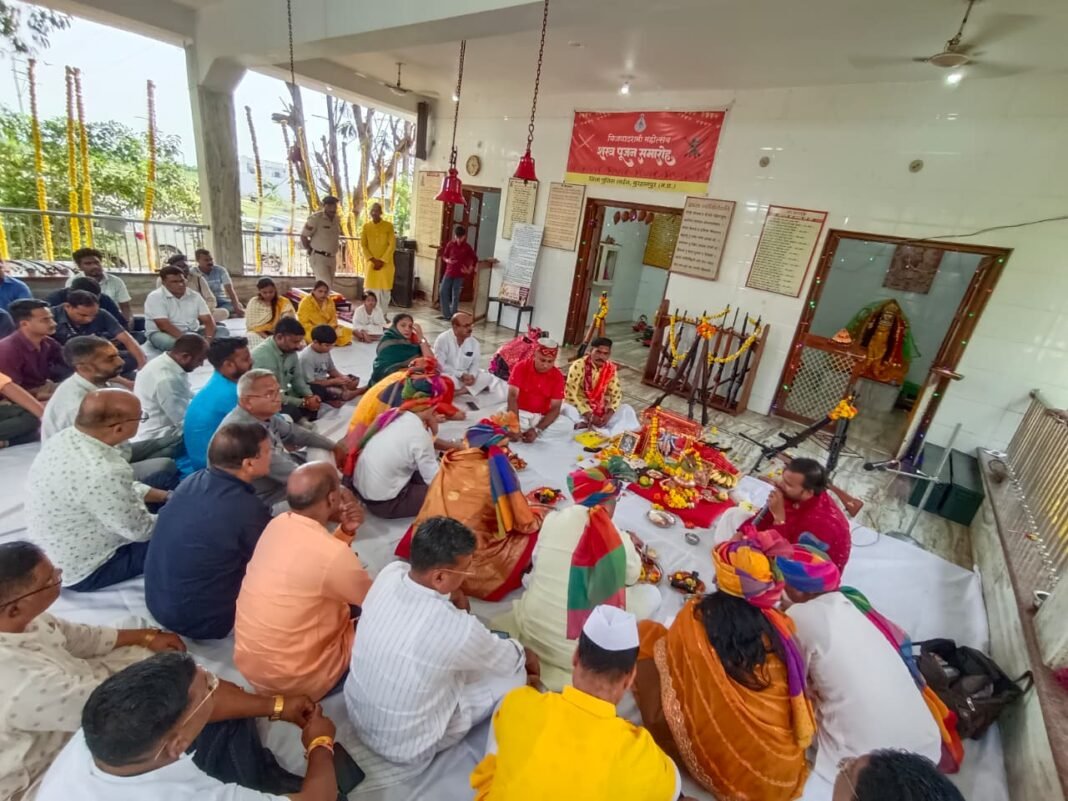 Burhanpur : विजयादशमी पर बुरहानपुर पुलिस लाइन में शस्त्र पूजन, सांसद-विधायक सहित अधिकारी रहे मौजूद