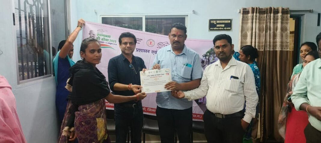 CG News : महात्मा गांधी और लाल बहादुर शास्त्री की जयंती पर नगर पालिका ने किया सफाई कर्मचारियों को सम्मानित