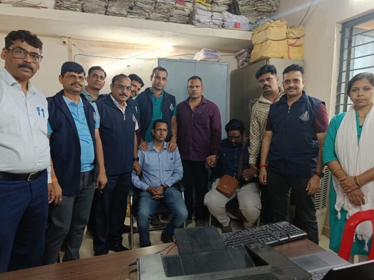 Breaking News : इंदौर नगर निगम जोन-19 में EOW की छापेमारी, रिश्वतखोरी रंगेहाथ पकड़ी गई