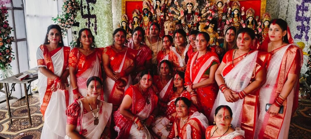 CG news : घरघोड़ा में महिला मंडली ने नवरात्रि पर किया ‘सिंदूर खेला’ का आयोजन