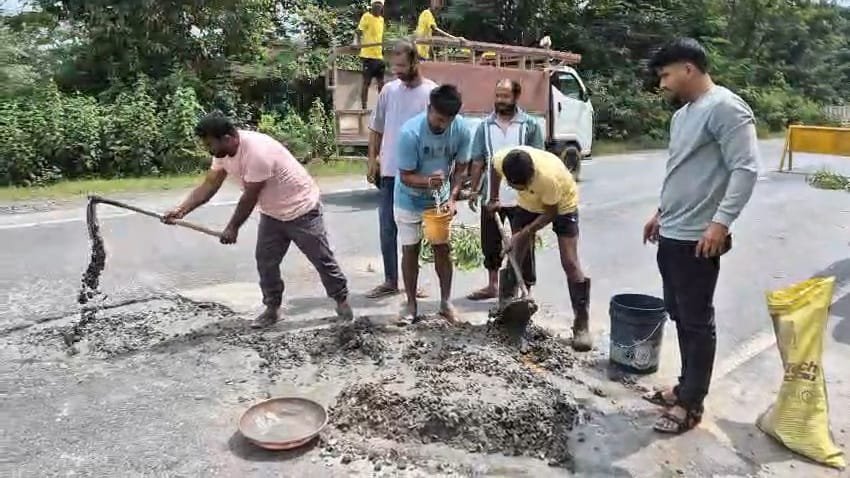 CG News : जनपद सदस्य विक्की दास ने साथियों संग की एनएच की मरम्मत, सड़क हादसों में कमी लाने का छोटा सा प्रयास