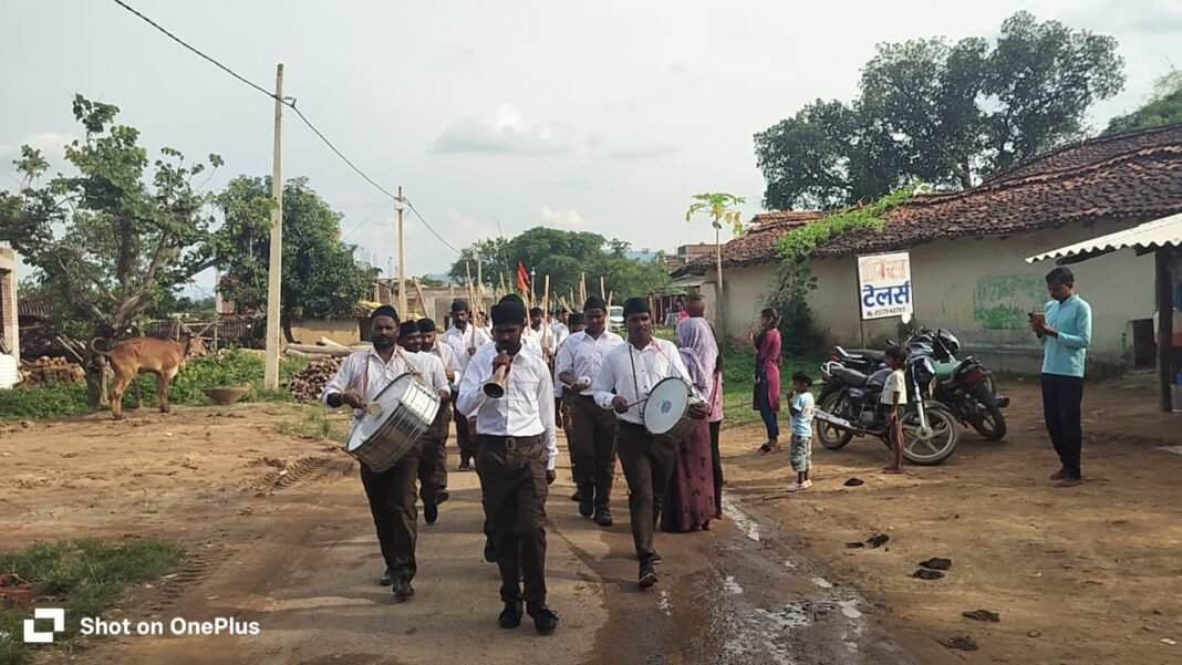 CG News : बलरामपुर : RSS ने शताब्दी वर्ष पर विजयादशमी पर निकाला भव्य पथ संचलन