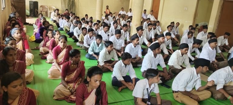 CG News : राष्ट्रीय स्वयंसेवक संघ ने साल्हेवारा मंडल में मनाया विजयादशमी, हुआ भव्य पथ संचलन और शस्त्र पूजन