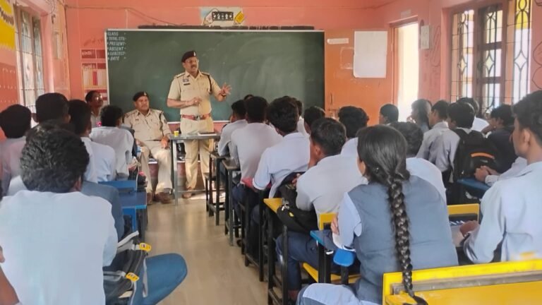 CG News : बचेली पुलिस का जनजागरूकता अभियान — सायबर फ्रॉड, नशा मुक्ति और यातायात नियमों पर छात्रों को दी गई जानकारी