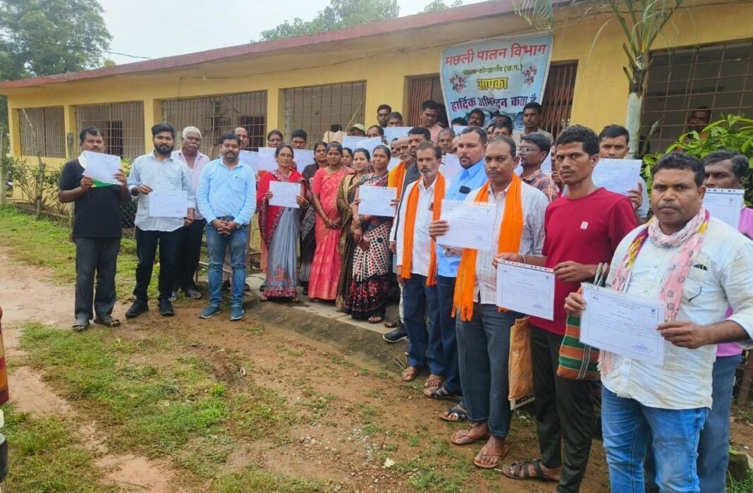 CG News : मछली पालन हेतु 30 मत्स्य कृषकों को दिया गया तकनीकी उन्नयन प्रशिक्षण, झींगा पालक कृषकों को मछली बीज वितरित