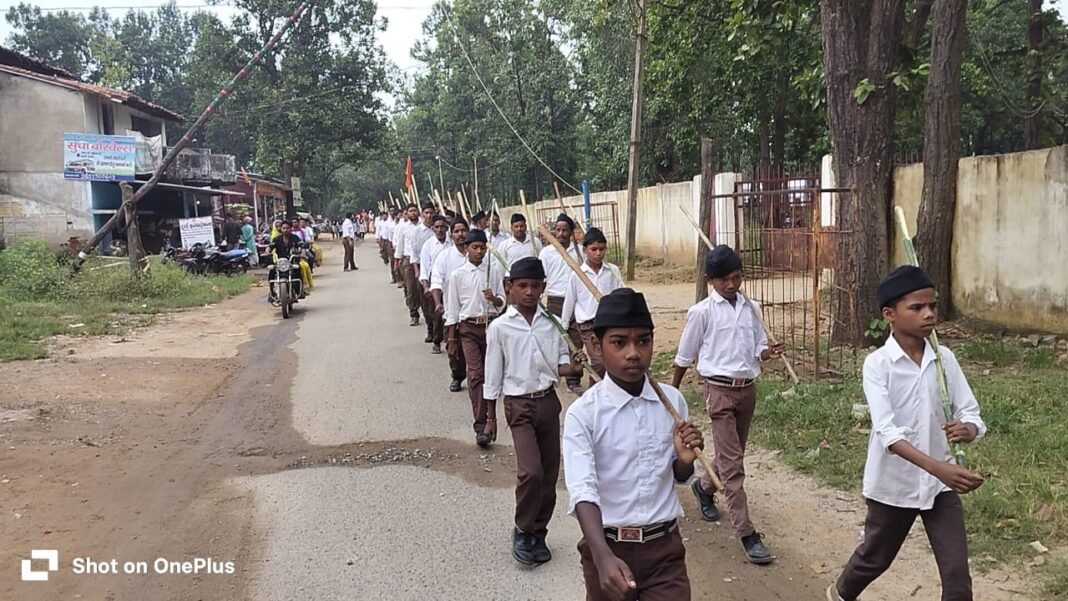 CG News : RSS के 100वें शताब्दी वर्ष पर बलरामपुर में निकाला भव्य पथ संचलन, स्वयंसेवकों ने अनुशासन और उत्साह के साथ किया कार्यक्रम सफल
