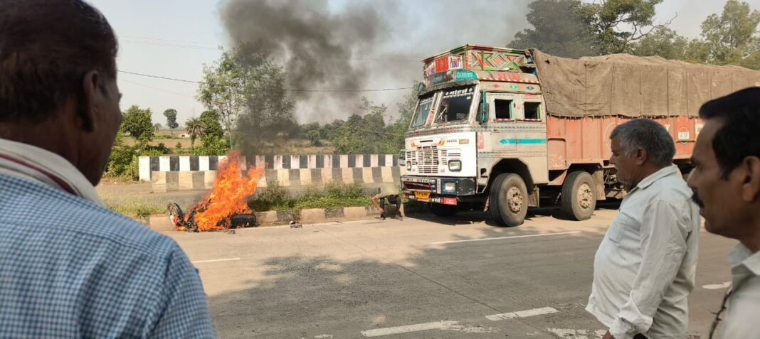MP News : भयंकर बाइक दुर्घटना : 65 वर्षीय बुजुर्ग गंभीर रूप से घायल, बाइक जलकर खाक