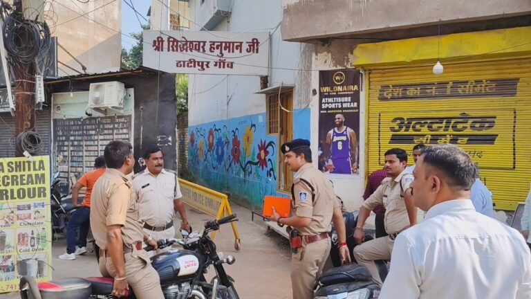 Gwalior : मंदिर में तालाबंदी के विरोध में रक्षक मोर्चा ने सड़कों पर किया प्रदर्शन