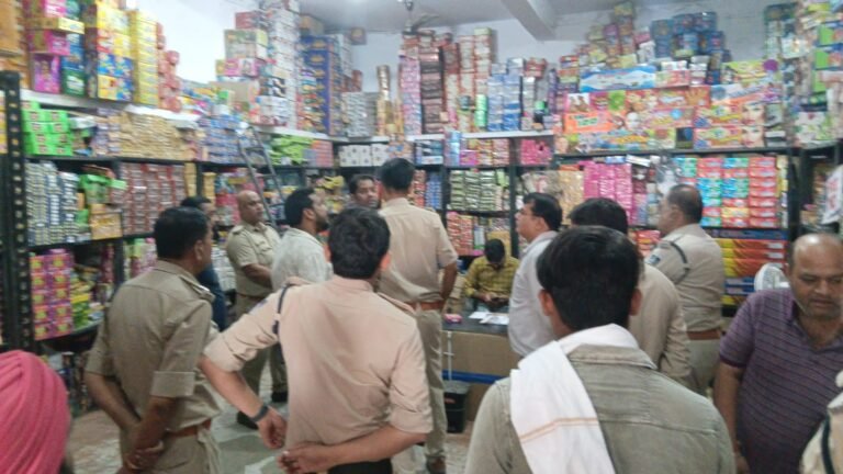 MP News : रीवा में अवैध पटाखों के गोदामों पर पुलिस-प्रशासन की छापेमार कार्रवाई