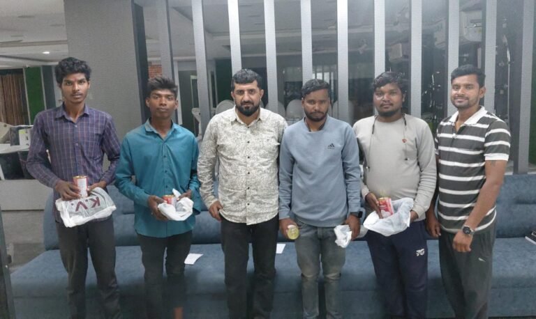 CG News : उम्मीद संस्था ने अख़बार वितरकों को कपड़े व मिठाईयां देकर किया सम्मान