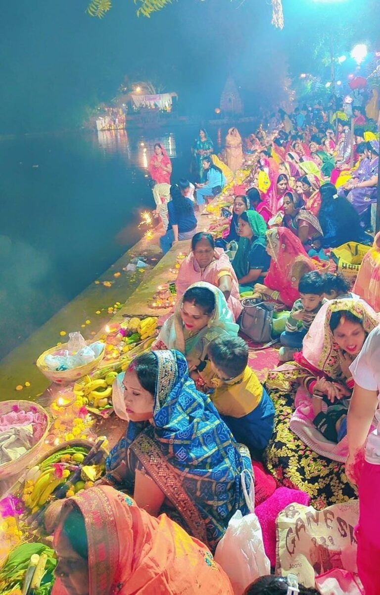 CG News : रायपुर में आमातालाब पर भव्य छठ महापर्व, सूर्य देव और छठी मैया की आराधना
