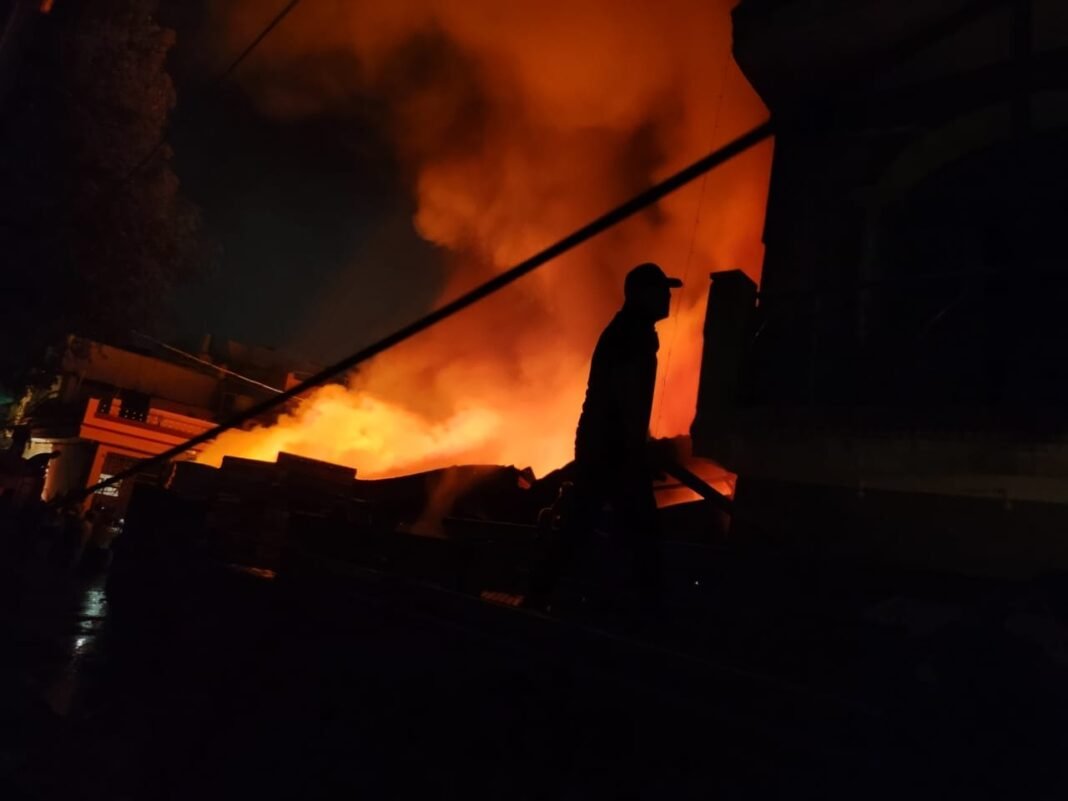 BIG Breaking : ग्वालियर : R R टॉवर के पास कपड़े के गोदाम में लगी आग, लाखों का सामान जलकर खाक