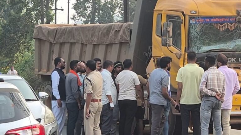 CG News : नेशनल हाईवे 30 पर हुआ हादसा, टिप्पर का आगे का हिस्सा क्षतिग्रस्त, 45 मिनट तक चला रेस्क्यू ऑपरेशन