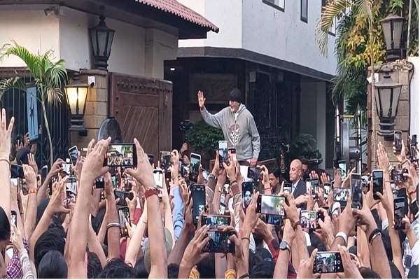 Chhoti Diwali : छोटी दिवाली पर जलवा बिखेरते नजर आए बिग बी, घर के बाहर उमड़ी फैंस की भारी भीड़