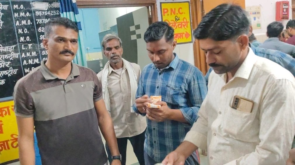 Shajapur News : शाजापुर में बाइक हादसे में युवक गंभीर रूप से घायल, पुलिस ने दिखाई ईमानदारी — ₹1.28 लाख सुरक्षित परिजनों को लौटाए