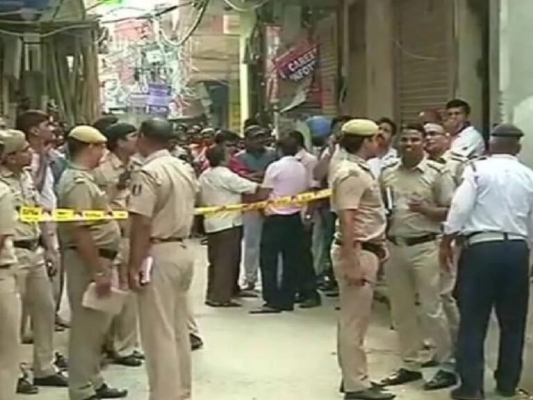knife attack : चाकू और गोलीबारी की घटनाओं से भड़कता दिल्ली का मंगोलपुरी इलाका, पुलिस अलर्ट