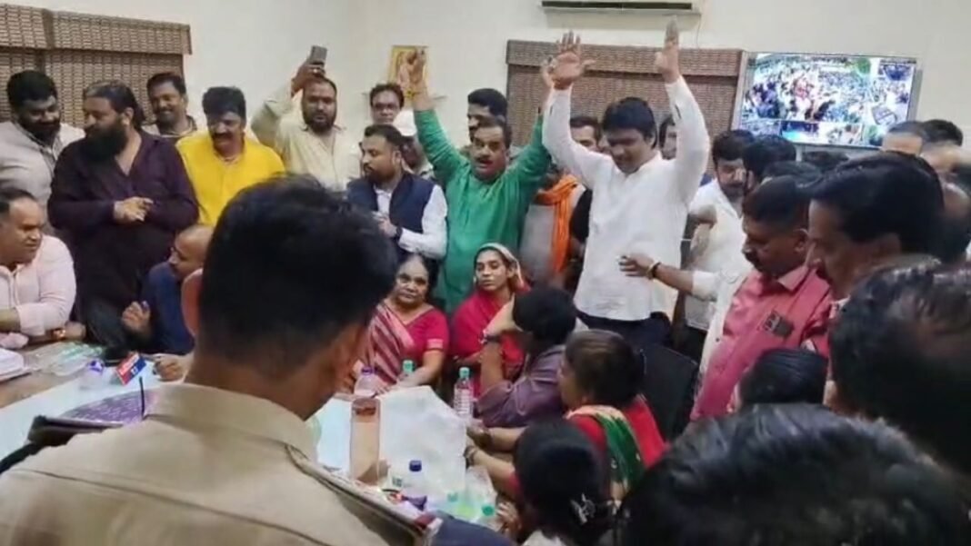 MP News : वार्ड 74 में नगर निगम के राजस्व अभियान को लेकर बवाल, पार्षद पति और अमले में तीखा विवाद