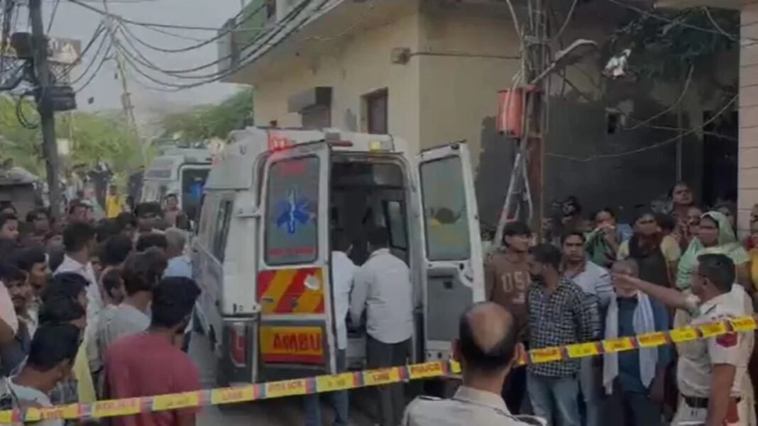 Delhi : उत्तम नगर में मकान गिरने से मलबे में फंसे लोग, पुलिस और फायर ब्रिगेड ने शुरू किया रेस्क्यू