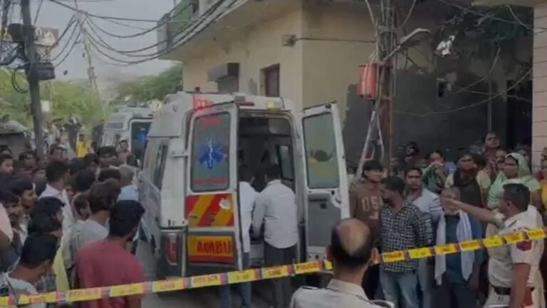 Delhi : उत्तम नगर में मकान गिरने से मलबे में फंसे लोग, पुलिस और फायर ब्रिगेड ने शुरू किया रेस्क्यू