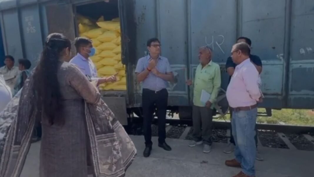 MP News : टीकमगढ़ में यूरिया और खाद वितरण की व्यवस्थाओं का निरीक्षण, कलेक्टर ने दिए सुधार के निर्देश