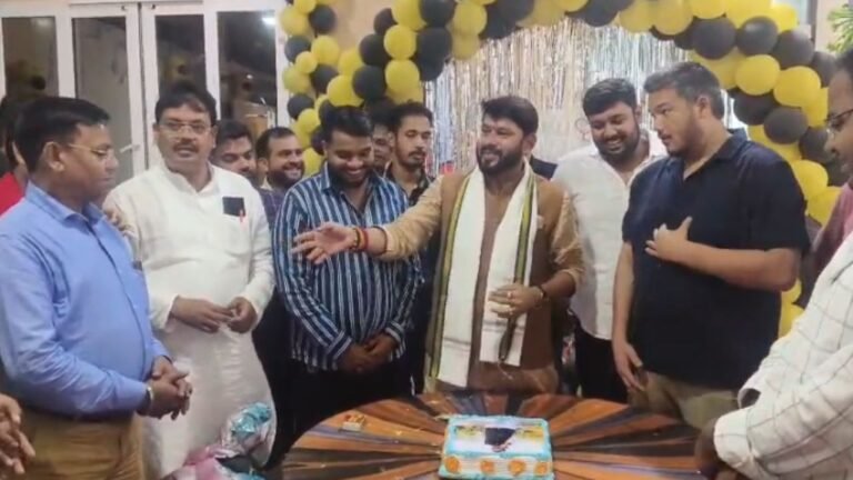 CG News : पूर्व विधायक आशीष छाबड़ा ने समर्थकों के साथ मनाया जन्मदिन, पूर्व मंत्री रविंद्र चौबे ने दी शुभकामनाएं
