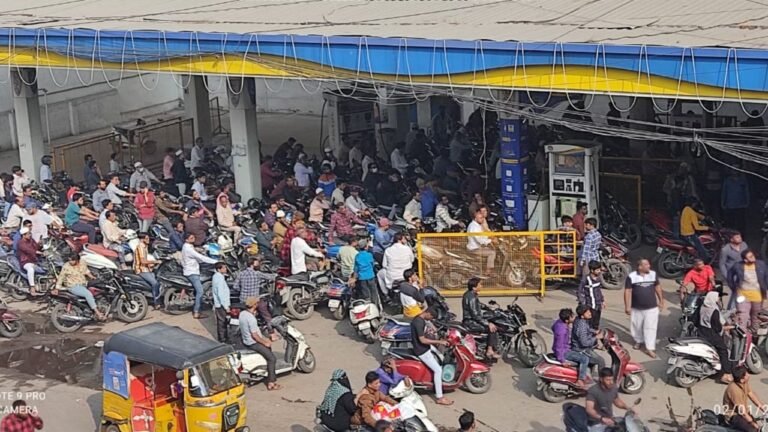 Reservation movement : तेलंगाना में आरक्षण आंदोलन बेकाबू, पेट्रोल पंपों पर तोड़फोड़ — RTC बस सेवाएं पूरी तरह ठप