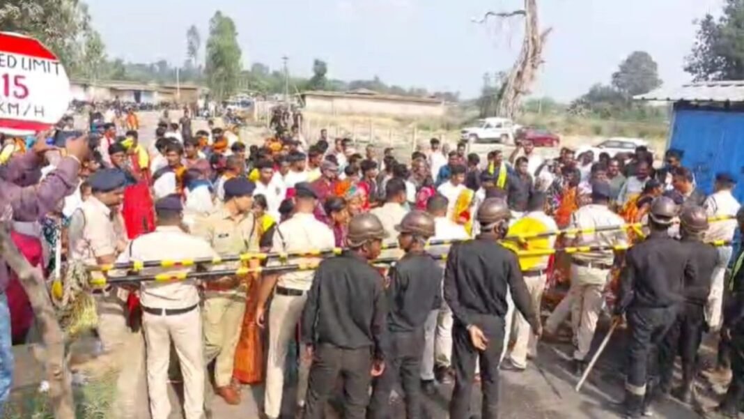 CG News : सूरजपुर : प्रकाश इंडस्ट्रीज पर फर्जी ग्रामसभा प्रस्ताव से काम करने का आरोप, ग्रामीणों ने फिर सड़क पर किया प्रदर्शन