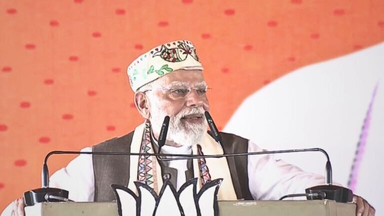 Bihar Elections 2025 : मोदी का बिहार में बिजली वाला वार – PM मोदी बोले — “इतनी रोशनी में भी लालटेन की जरूरत है क्या?