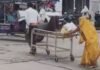 Patient on Stretcher : संजय गांधी अस्पताल का वीडियो वायरल — मरीज स्ट्रेचर सहित सड़क पर, प्रबंधन ने शुरू की जांच