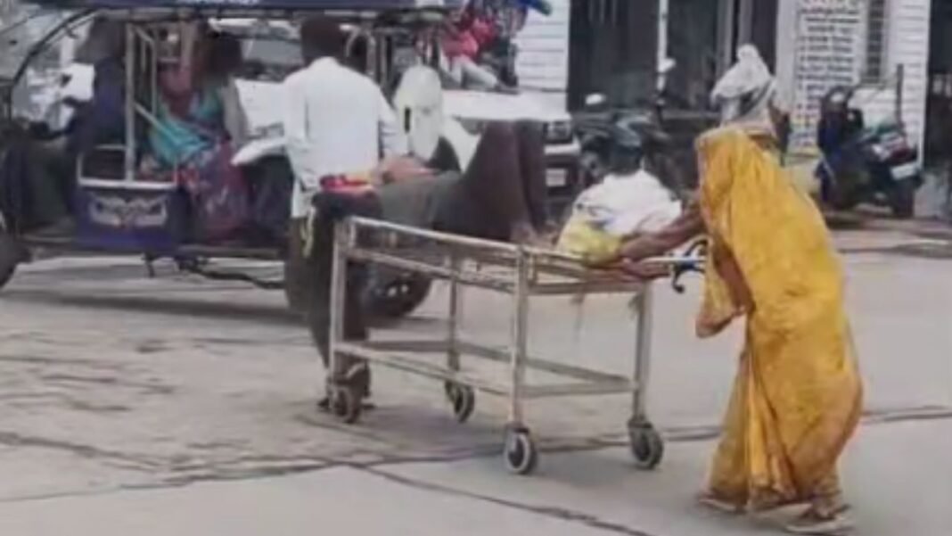 Patient on Stretcher : संजय गांधी अस्पताल का वीडियो वायरल — मरीज स्ट्रेचर सहित सड़क पर, प्रबंधन ने शुरू की जांच