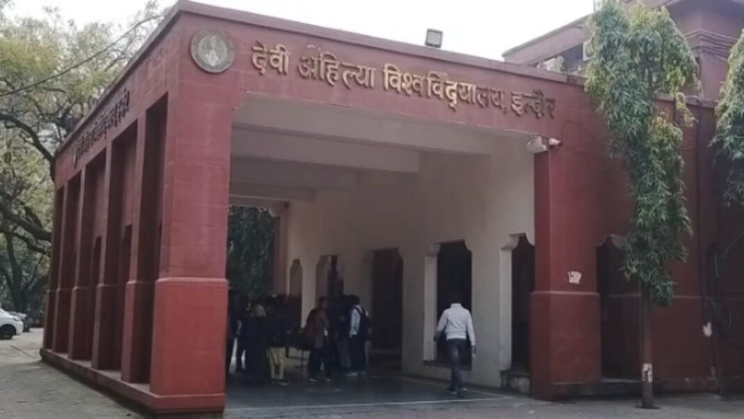 DAVV हॉस्टल विवाद : छात्रों ने तोड़े कैमरे और चोरी किया डीवीआर, पुलिस जांच में 93 छात्रों की भूमिका