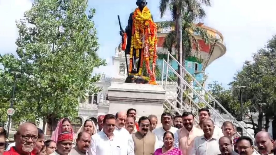 MP News : गांधी जयंती पर जबलपुर में भाजपा ने राष्ट्रपिता को नमन, पीडब्ल्यूडी मंत्री राकेश सिंह रहे मौजूद
