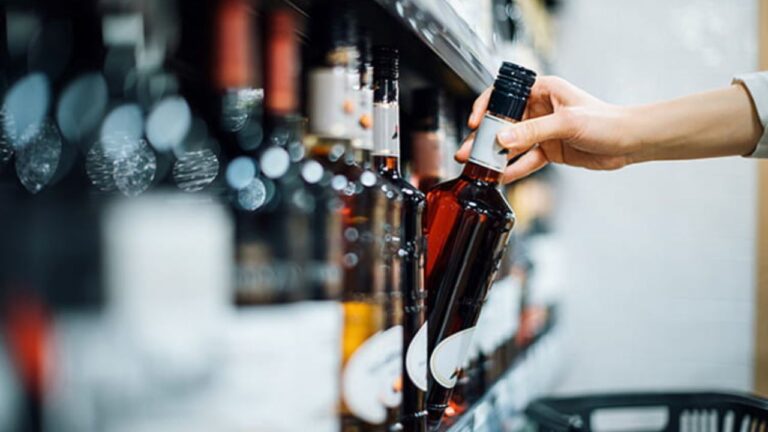 Alcohol policy : दिल्ली की नई शराब नीति का ड्राफ्ट एक महीने में, हर स्टोर पर प्रीमियम ब्रांड; बीयर पीने की उम्र 25 साल ही रहेगी
