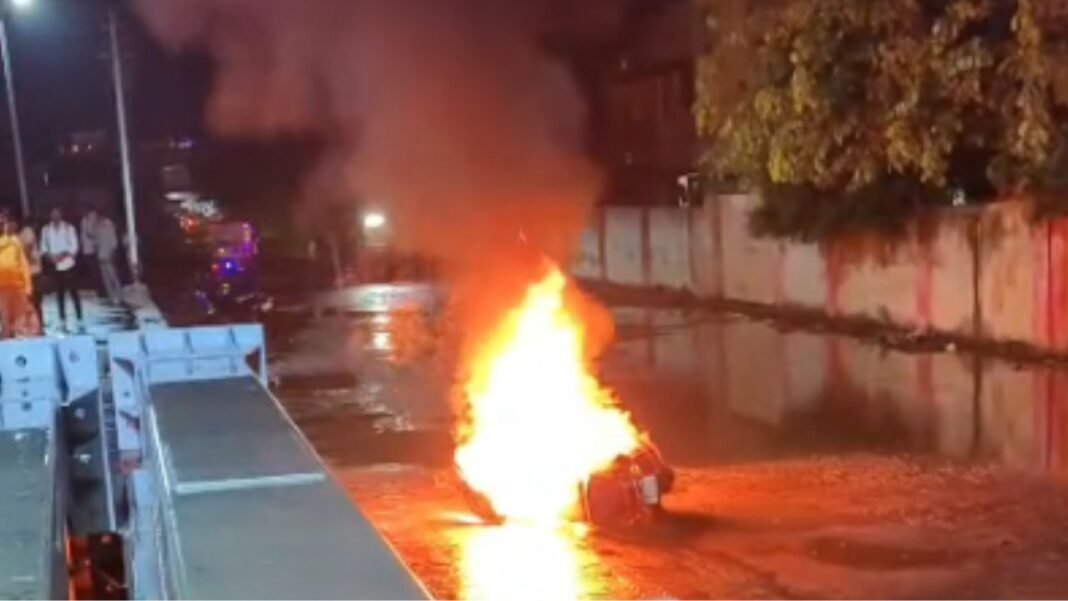 Fire in Activa : चलती एक्टिवा में अचानक लगी भीषण आग, डॉक्टर दंपत्ति बाल-बाल बचे; डबरा में मचा हड़कंप