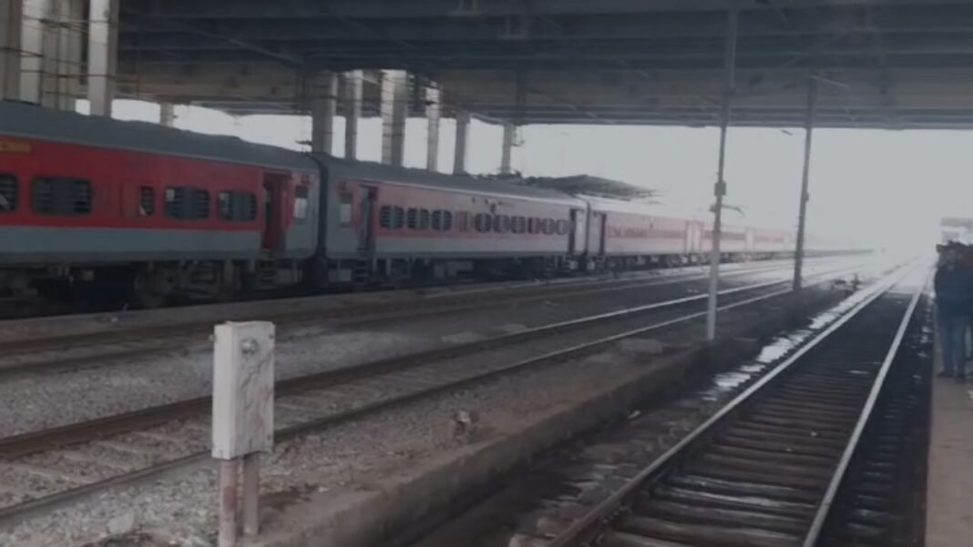 Gondwana Express : गोंडवाना एक्सप्रेस में जज की पत्नी से अभद्रता, झांसी जीआरपी स्टाफ पर आरोप