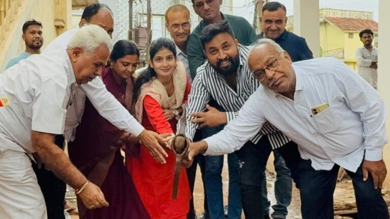 CC Road Construction : नगर पालिका तिल्दा नेवरा में विकास की नई राह – झूलेलाल वार्ड में सीसी रोड निर्माण शुरू