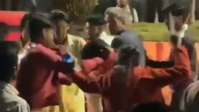 Indore Viral Video : इंदौर : एयरपोर्ट रोड पर गाड़ी टकराने से बवाल, दो पक्षों में हुई मारपीट – वीडियो वायरल